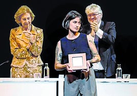 La ganadora recoge el premio en la gala celebrada este lunes.