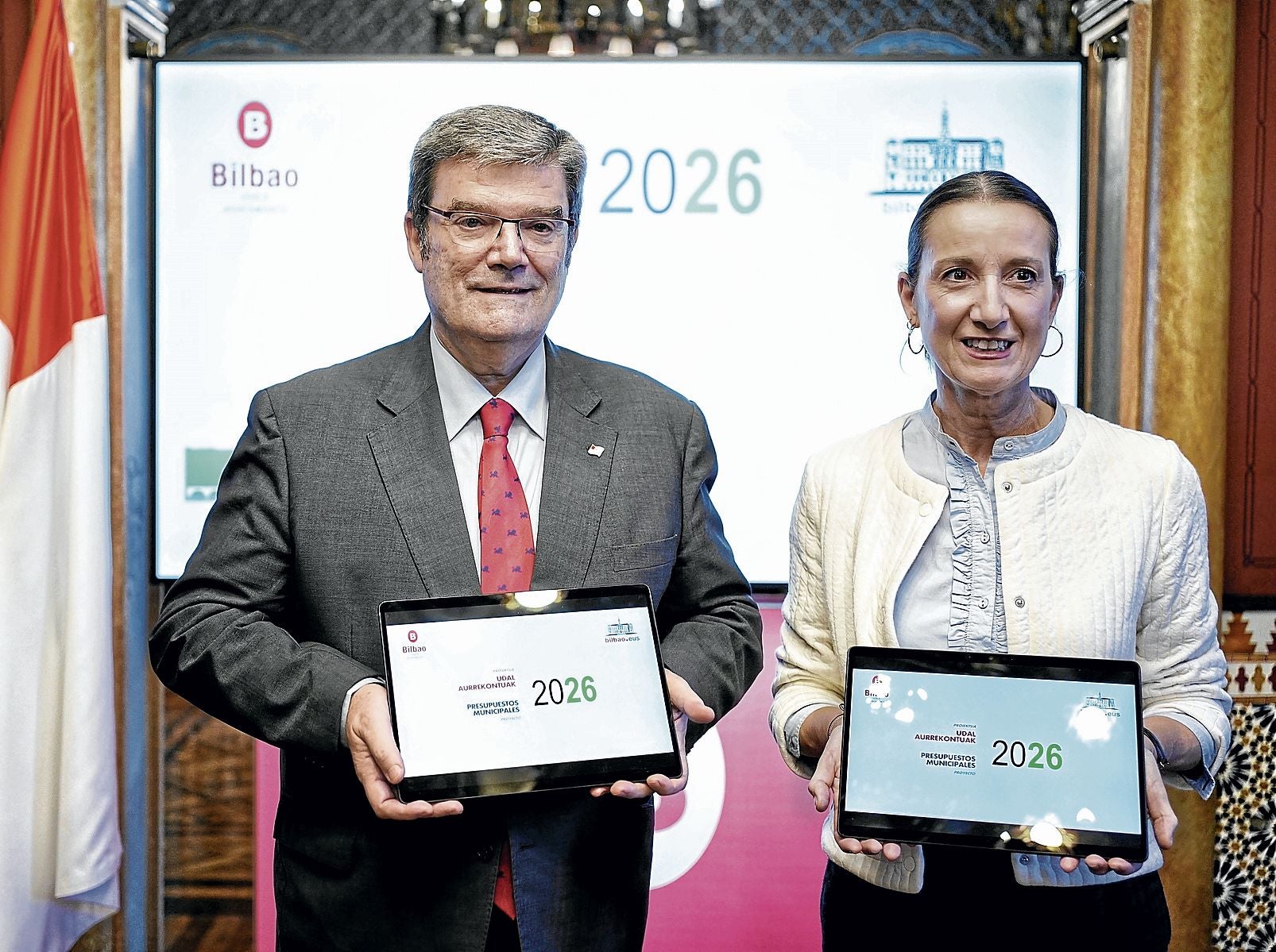 El alcalde y la concejala de Hacienda, en la presentación del proyecto de Presupuesto.