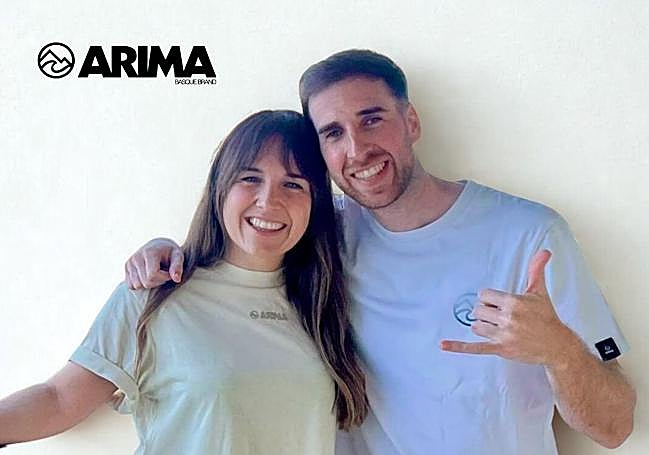 Unai Arregi posa junto a su hermana, Itxasne, su gran apoyo con Arima Basque Brand.