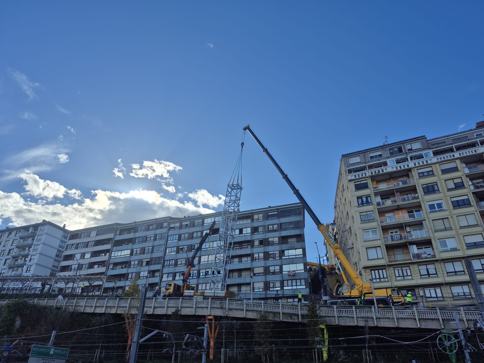 La compleja operación para encajar la estructura en el hueco entre edificios se ha llevado a cabo bajo un ámplio dispositivo técnico y medidas de seguridad.