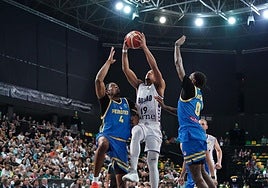 Pantzar busca la canasta del Peristeri en Miribilla.