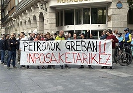 La plantilla de Petronor se ha concentrado este martes frente a la sede de Kutxabank de la Gran Vía