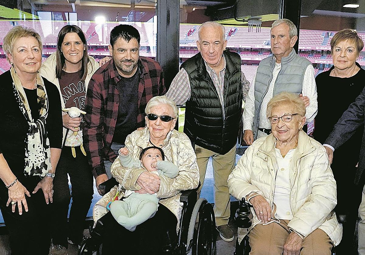 Sarita Estévez, rodeada de sus familiares más cercanos, en uno de los restaurantes de San Mamés con motivo de su cumpleaños.