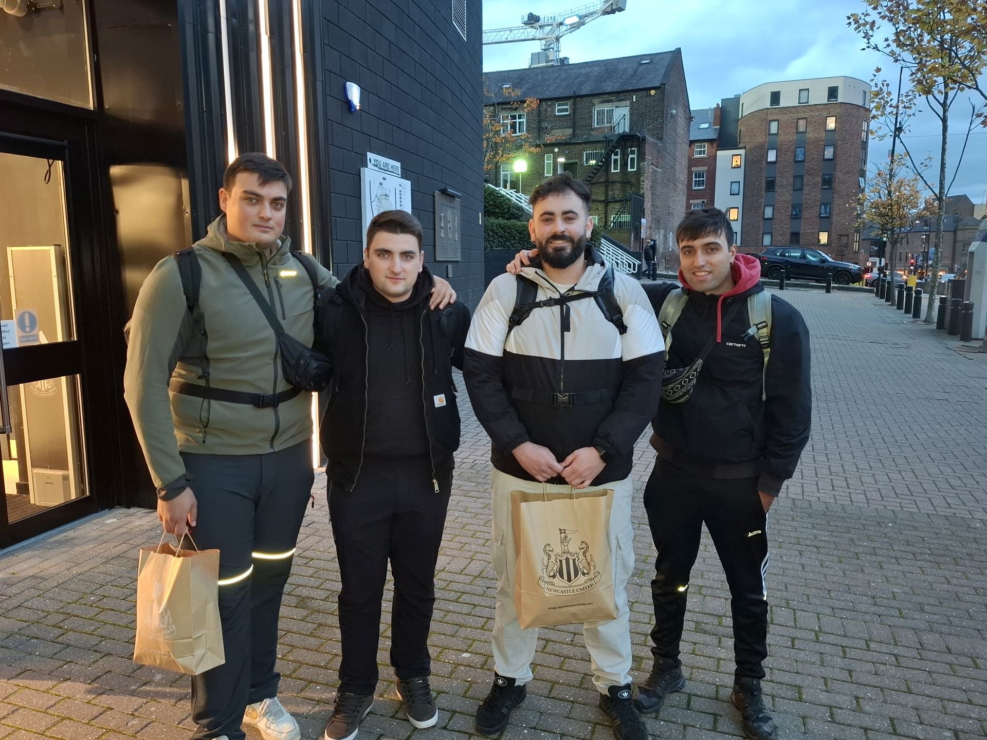 Dos días de viaje, noche en Alicante, aviones, autobús… Todo para estar con el Athletic en Newcastle