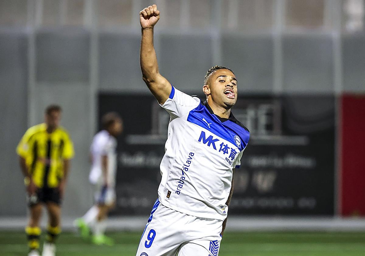Mariano celebra uno de sus tres goles ante el Getxo.