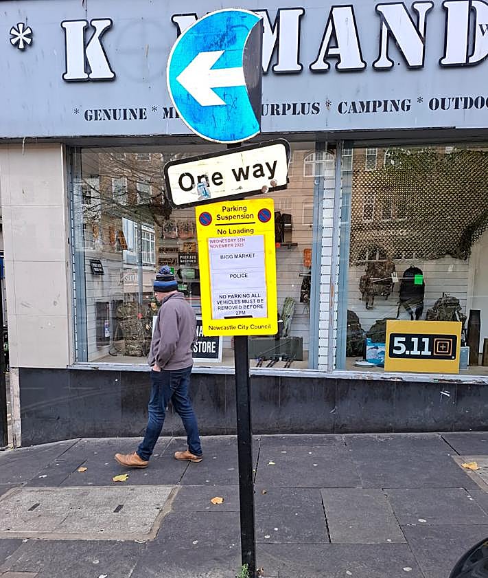 Imagen secundaria 2 - Lekue y Laporte se fotografían con aficionados en el hotel de concentración del equipo. Abajo, Vivián. Y en la última, el aviso de las autoridades de Newcastle que prohíbe aparcar en Bigg Market, el punto de encuentro de los hinchas rojiblancos en la ciudad. 