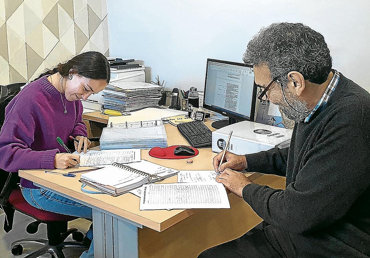 Los profesionales de Aremi prestan apoyo y asesoramiento tanto a los enfermos como a sus familiares en su sede de la calle Los Almacenes.