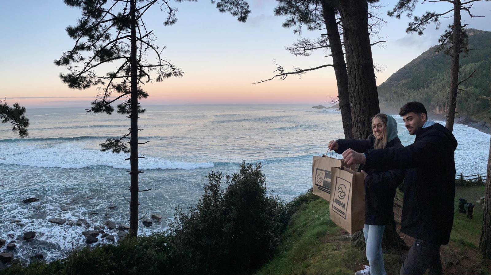 Unai, el joven de Elorrio que soñó con crear una marca y hoy la vende en su propia tienda