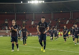 Magunazelaia y Marco Moreno se dirigen junto al resto de azulgranas a agradecer a los seguidores eibarreses presentes en Almería.