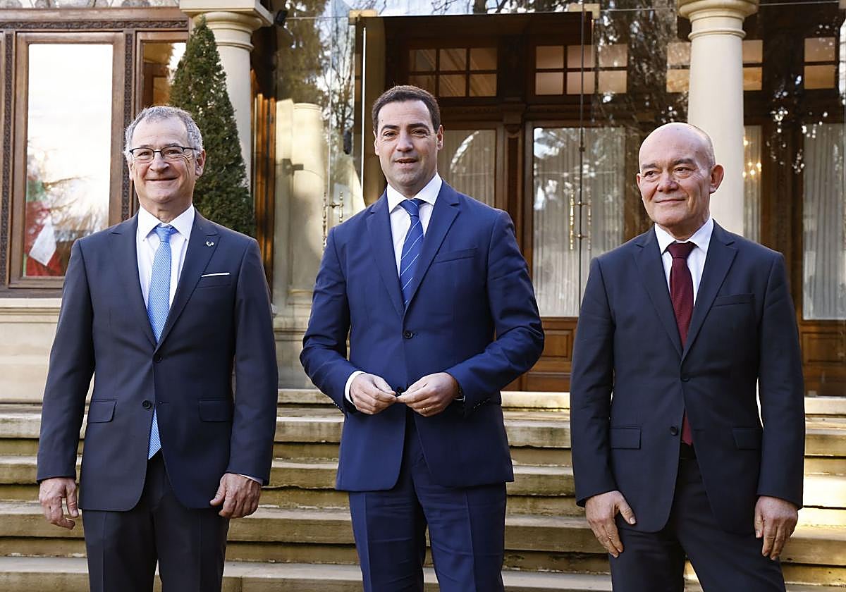 El rector de la UPV/EHU, Joxerramon Bengoetxea; el lehendakari, Imanol Pradales; y el consejero de Universidades, Juan Ignacio Pérez Iglesias, en una reunión en mayo.