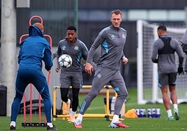 Dan Burn durante el entrenamiento de este martes.