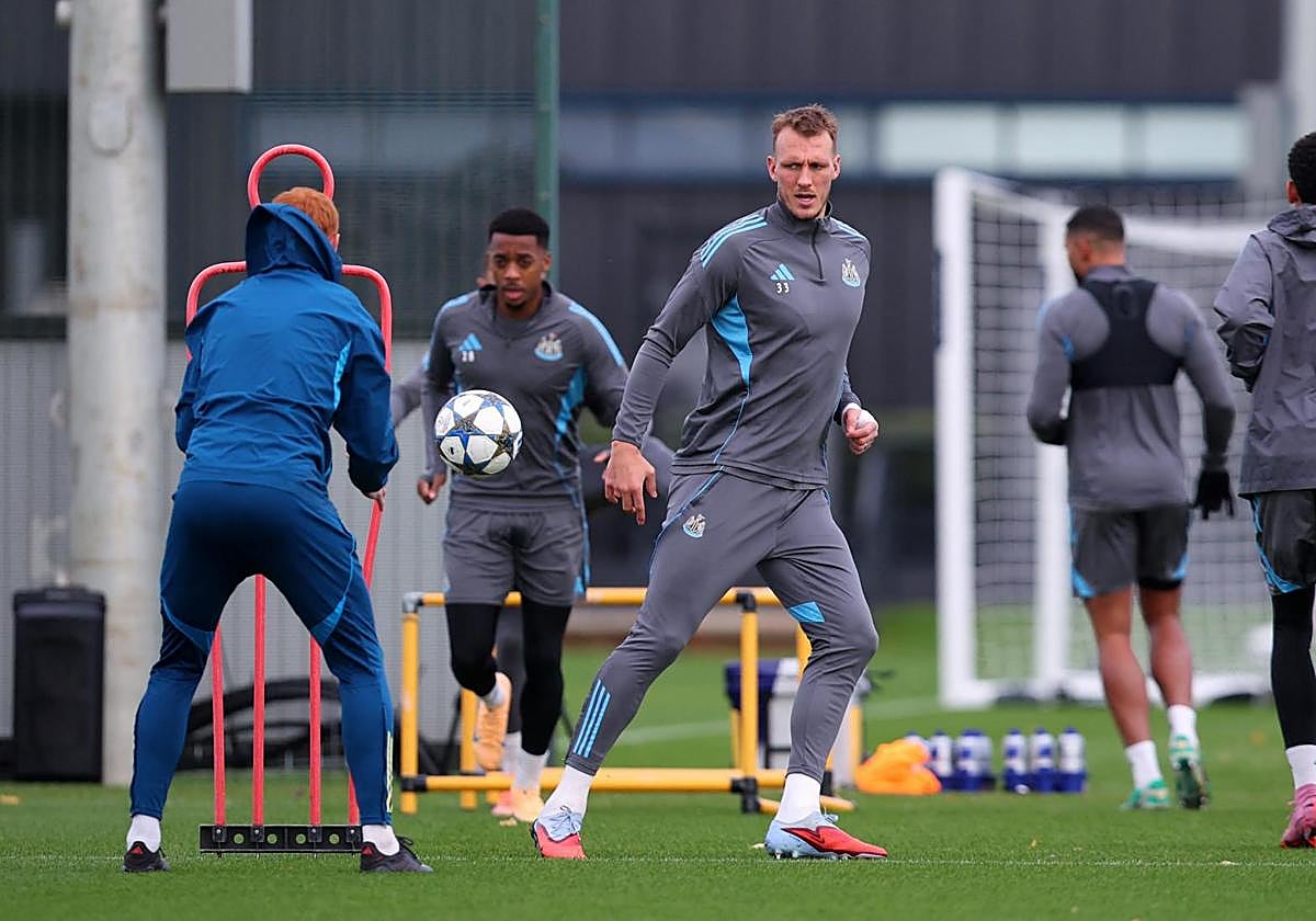 Dan Burn durante el entrenamiento de este martes.