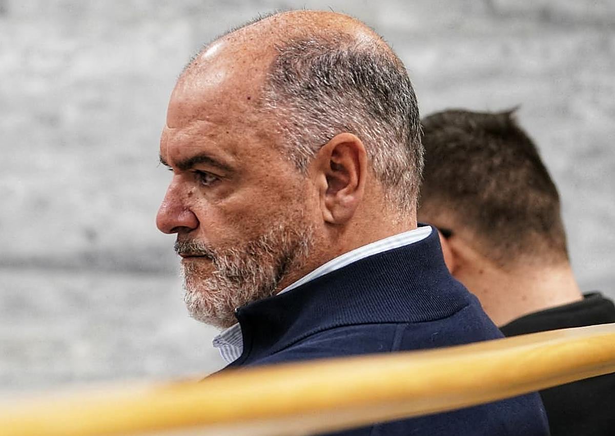 Imagen secundaria 1 - Un grupo de mariachis recibe al exdirector vasco de Emergencias en el arranque del juicio por el &#039;caso DYA&#039;