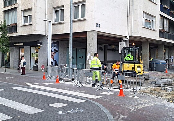 Los trabajos previos a la instalación del parque infantil de Navidad han comenzado en la calle Mayor.