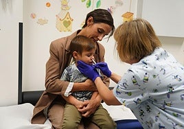 Un niño recibe el suero intranasal contra la gripe.