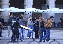 El rodaje de 'Kraken', con Maggie Civantos como protagonista, ha tomado este martes la Plaza Nueva.