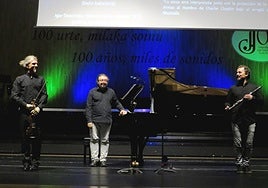 Mario Pérez (violín), Francisco Escoda (piano) y Eduardo Raimundo (clarinete) saludando tras la suite de Milhaud.