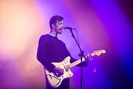 Max Sullivan, voz y guitarra del cuarteto ganador Reeler en directo.