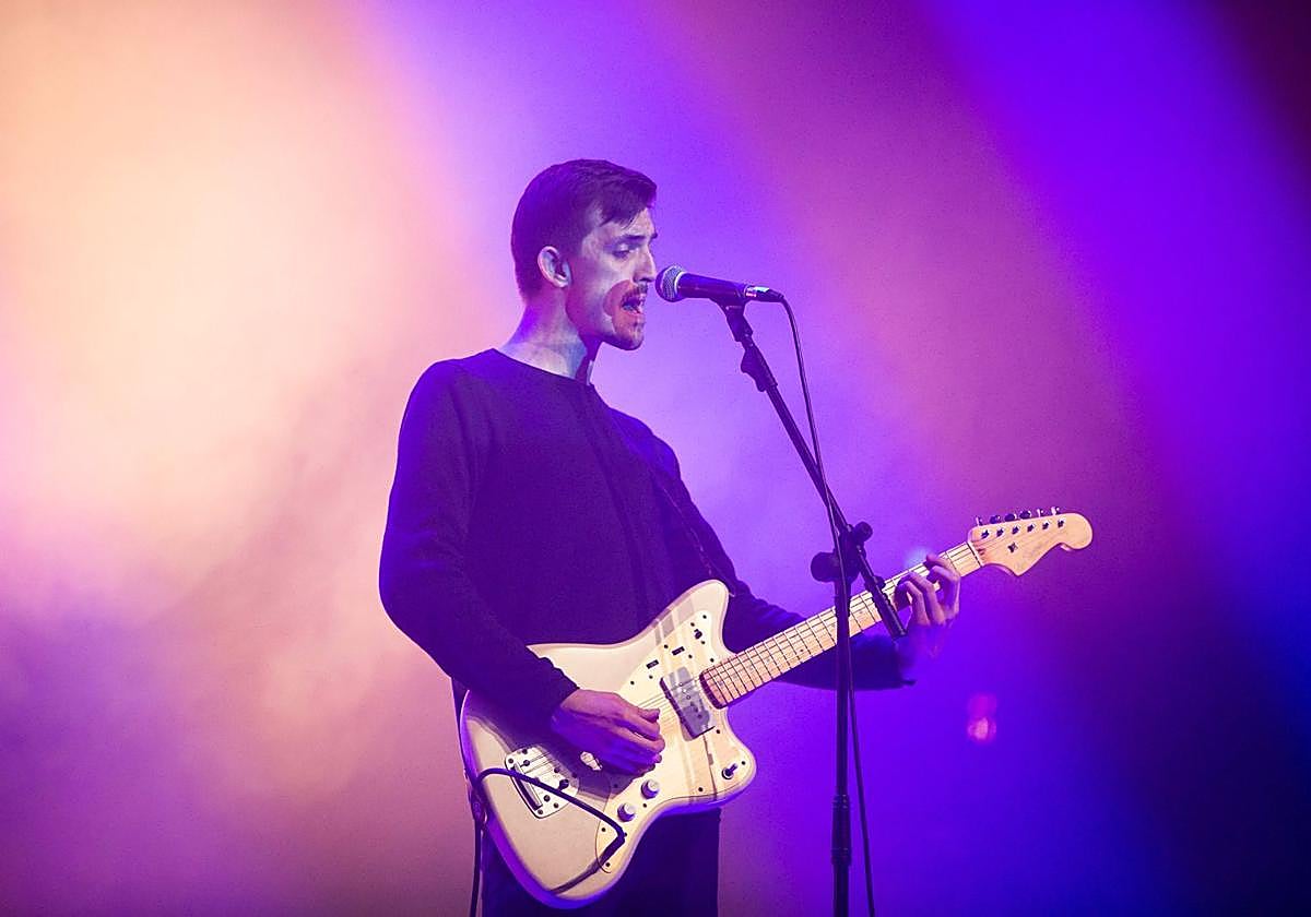 Max Sullivan, voz y guitarra del cuarteto ganador Reeler en directo.