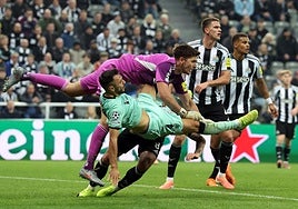 Paredes pelea en el área con el portero del Newcastle Pope