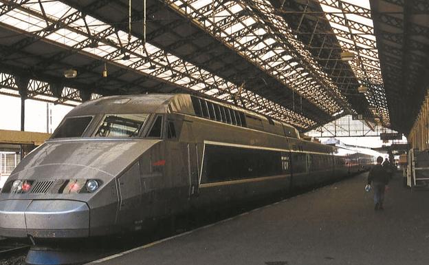 Un tren de alta velocidad francés que usa la línea convencional en la estación de Hendaia.