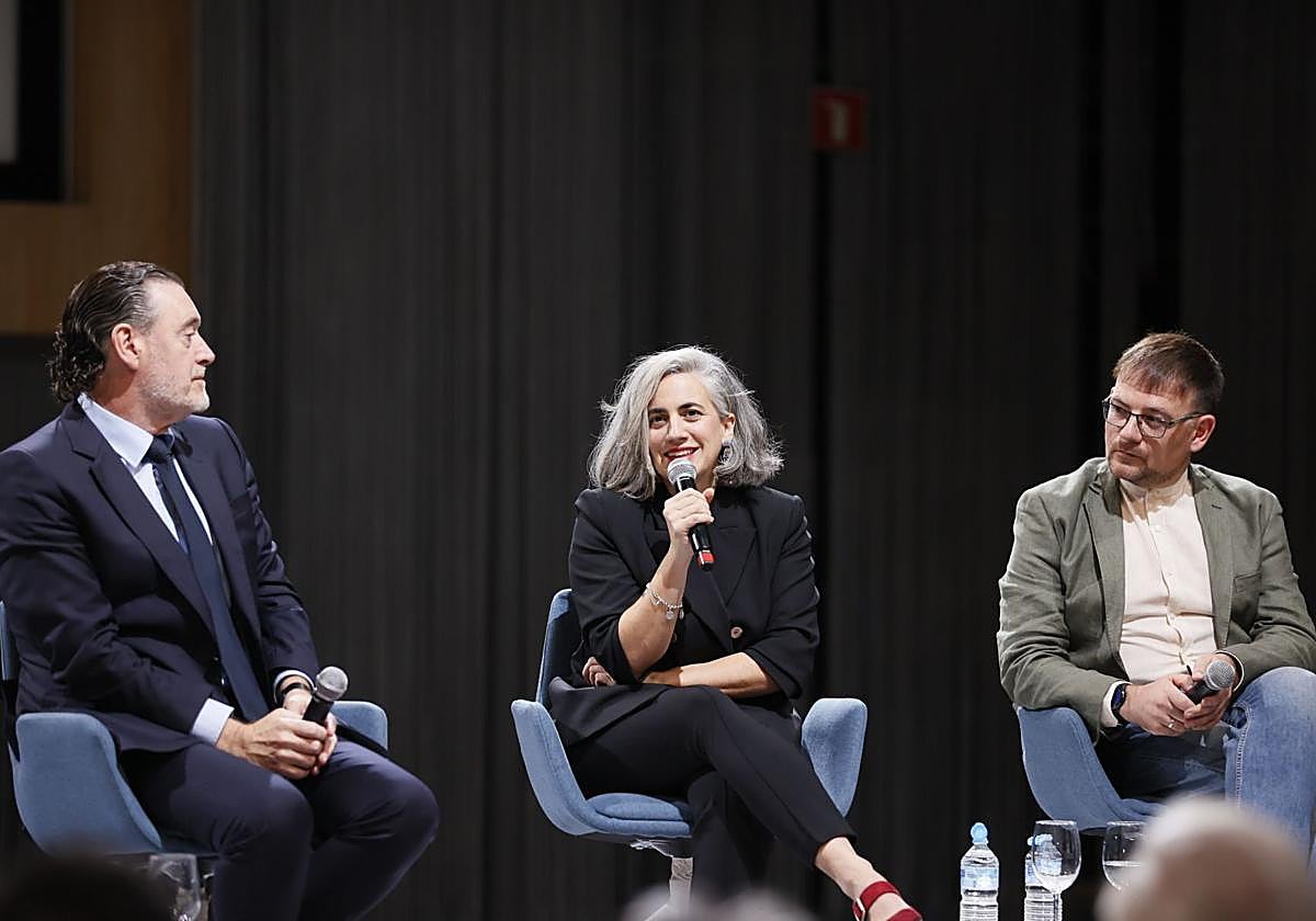 Miguel Zugaza, Lara Izagirre y Xabier Paya en un momento de la conversación.