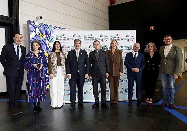 El obispo, junto a los participantes en el acto y las autoridades.