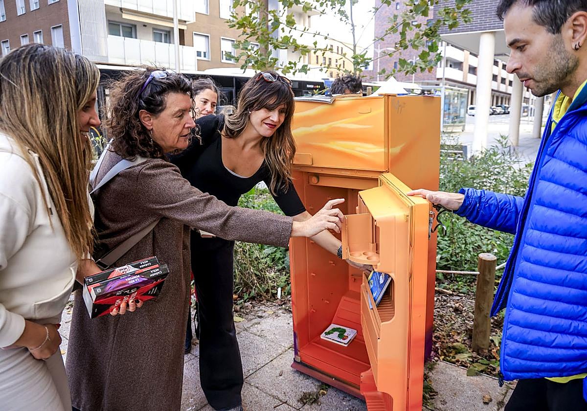 El frigorífico se ha transformado por completo con la pintura de la artista Eva Mena.