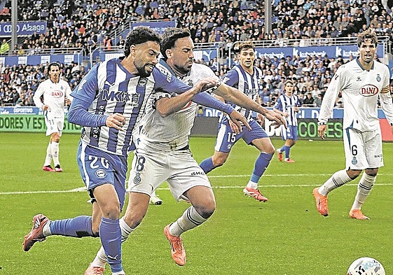Calebe trata de superar a Pickel en el partido contra el Espanyol.