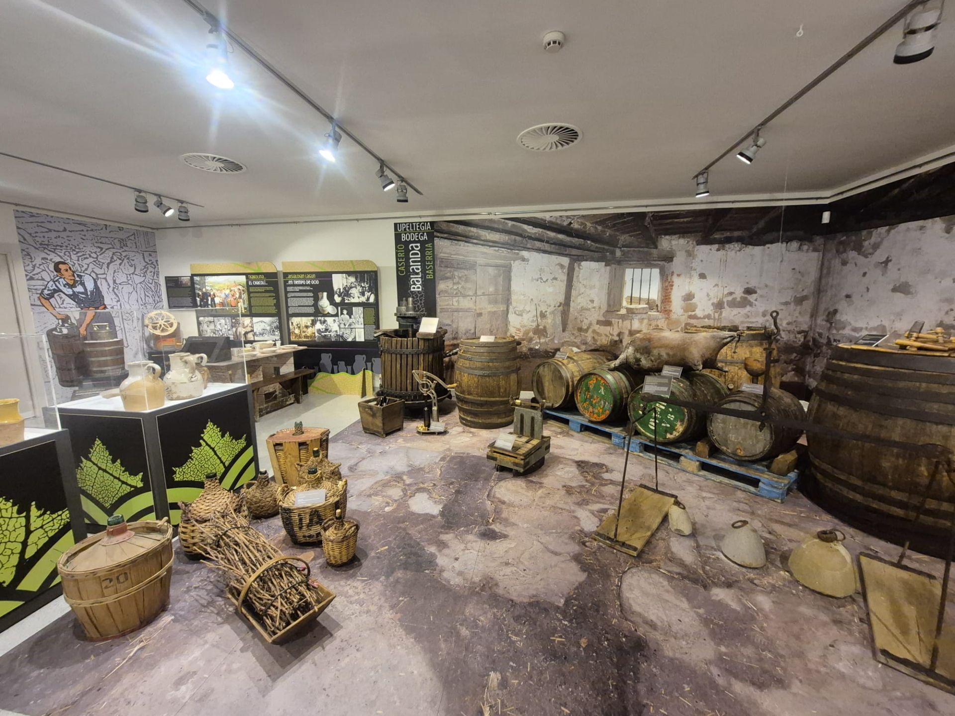 Exposición del Chacolín en Bakio