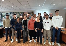 Imagen de los seleccionados junto al alcalde, Iñaki Urrutia, y la edil de Desarrollo Económico, Maitana Martínez.