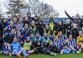 Las jugadoras y el cuerpo técnico de las Gloriosas celebran sobre el césped la clasificación a los octavos de final de la Copa.
