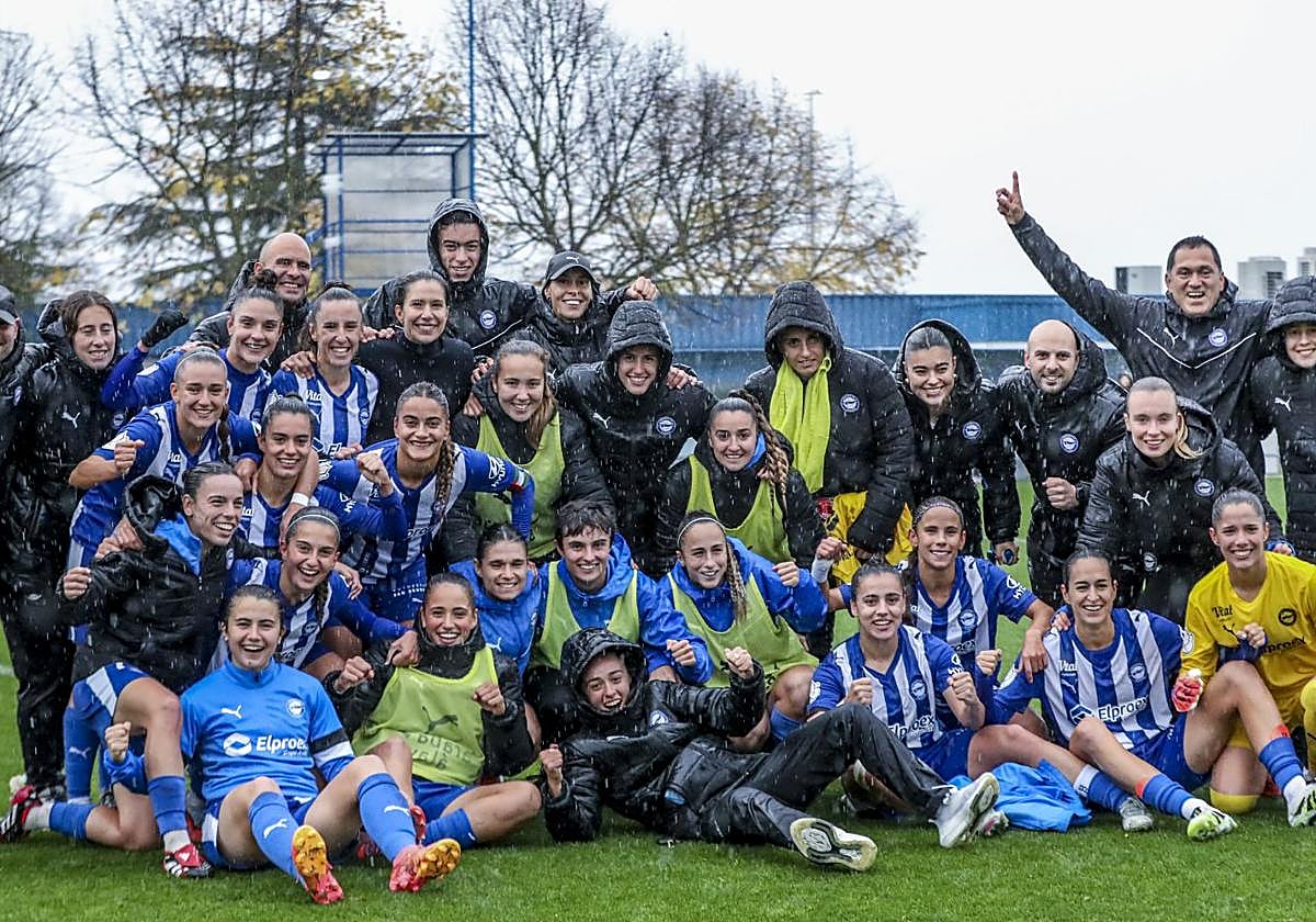 Las jugadoras y el cuerpo técnico de las Gloriosas celebran sobre el césped la clasificación a los octavos de final de la Copa.