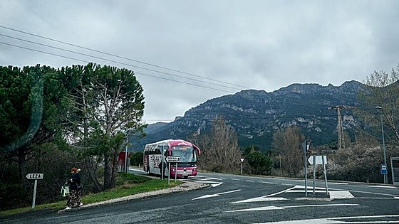 La Diputación reorganiza el tráfico para evitar riesgos en la parada del autobús del Hospital de Leza