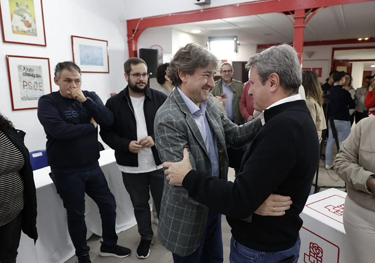 Eneko Andueza saluda al secreterio de Estado de Transportes, José Antonio Santano, el pasado domingo en Irun.