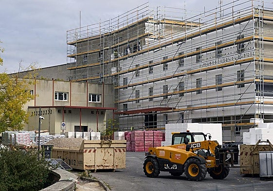 Las obras avanzan en la reconversión de la clínica Arana en un centro para refugiados.
