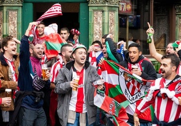 La afición del Athletic tarda en arrancar en Newcastle, pero cuando lo hace...