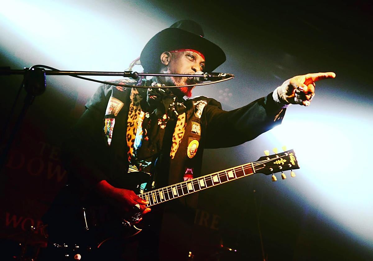 En su chaqueta lucía parches de AC/DC, Motörhead, Metallica.