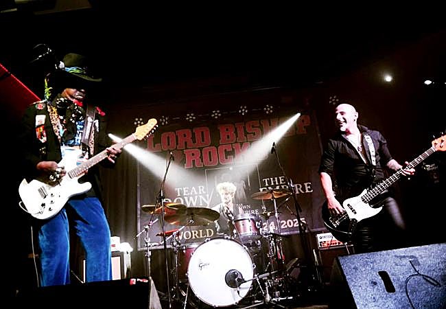 Como telón de fondo, el título del disco.