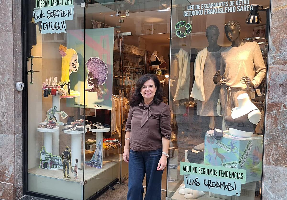 La tienda Colores, que regenta Sara Mata en Las Arenas, luce su escaparate creativo.