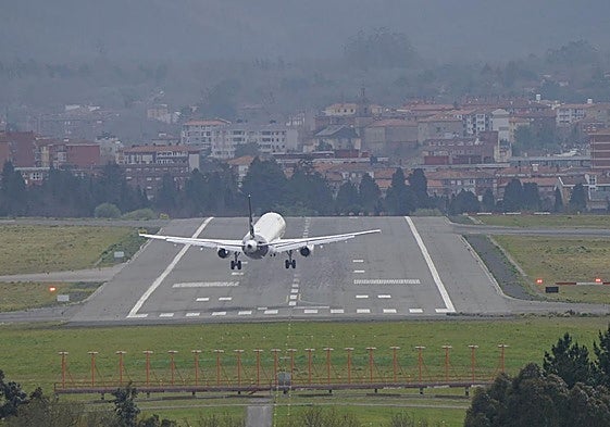 Imagen de archivo de un avión aterrlizando en Loiu con fuertes rachas de viento.
