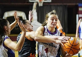 Matarranz lucha por un balón con Studer ante la mirada de Olaeta.