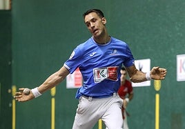Zabala golpea la pelota con la derecha en la semifinal del Ogueta.