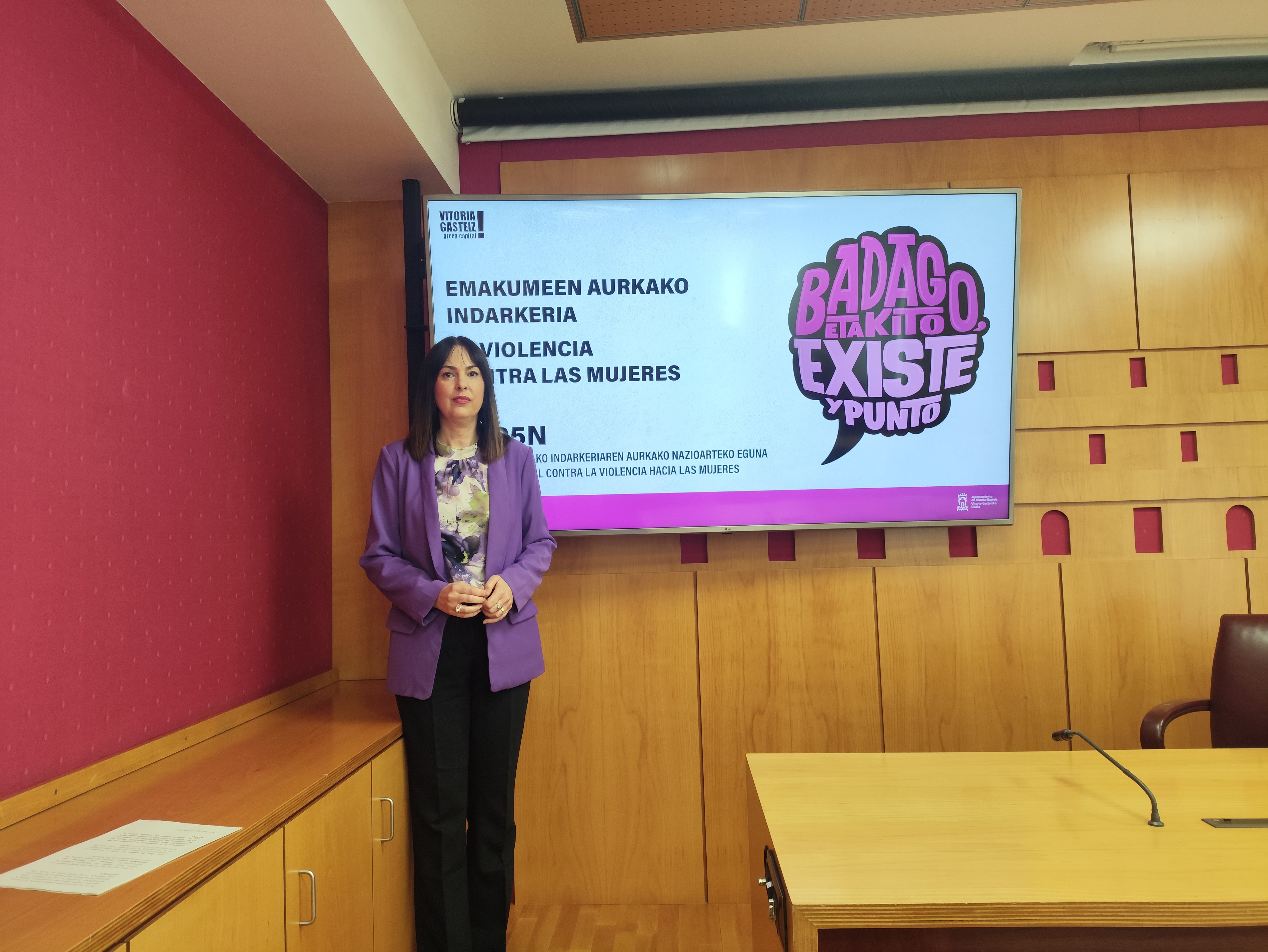 Ana López de Uralde, concejala de Igualdad de Vitoria en la presentación del ciclo