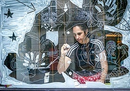 La ilustradora vitoriana intervino un escaparate en la calle Dato este julio.