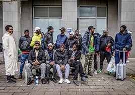 Es habitual ver desde el pasado mes de agosto a distintos grupos de malienses frente a la comisaría de Betoño a la espera de una cita.