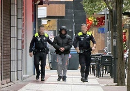 Policías locales trasladan al presunto responsable del 'narcopiso' en la tarde de ayer, miércoles.