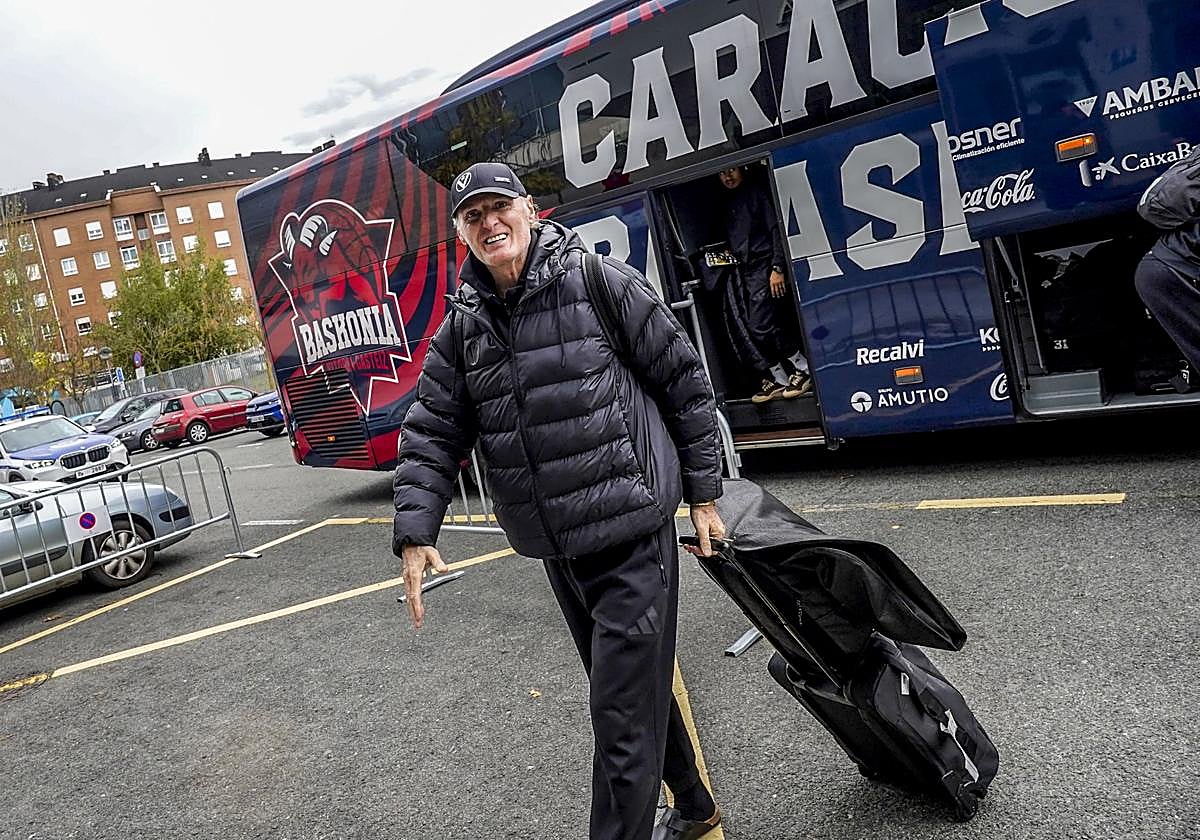 Dusko Ivanovic sonríe a su llegada a Vitoria.