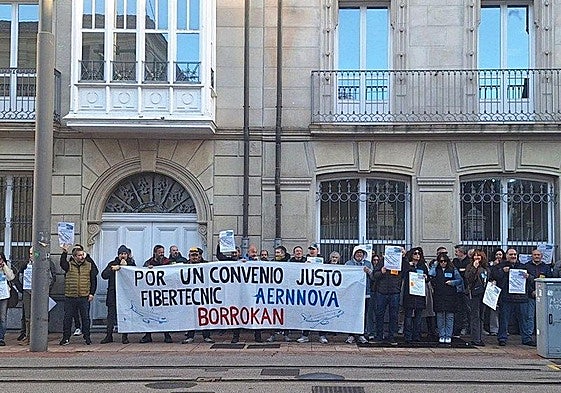 Trabajadores de Fibertecnic, durante una protesta frente al Parlamento vasco