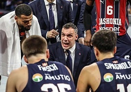 Galbiati da indicaciones a sus jugadores durante un tiempo muerto.